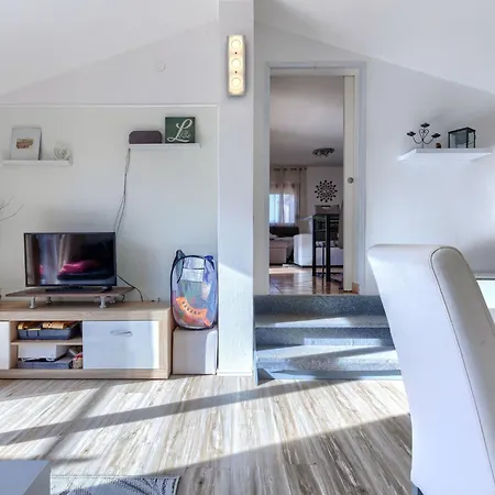 Nena By Interhome פולה