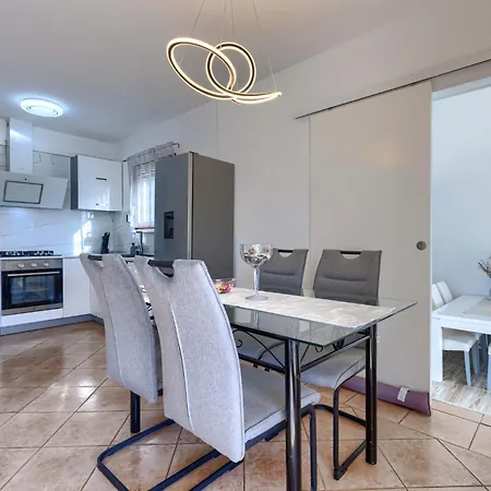 Nena By Interhome פולה
